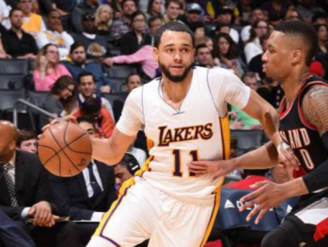 乔治娜晒在卡塔尔海边照片，蓝色紧身连衣裙尽显曼妙身姿（乔治娜晒卡塔尔海边美照，蓝色修身连衣裙彰显优雅曲线）