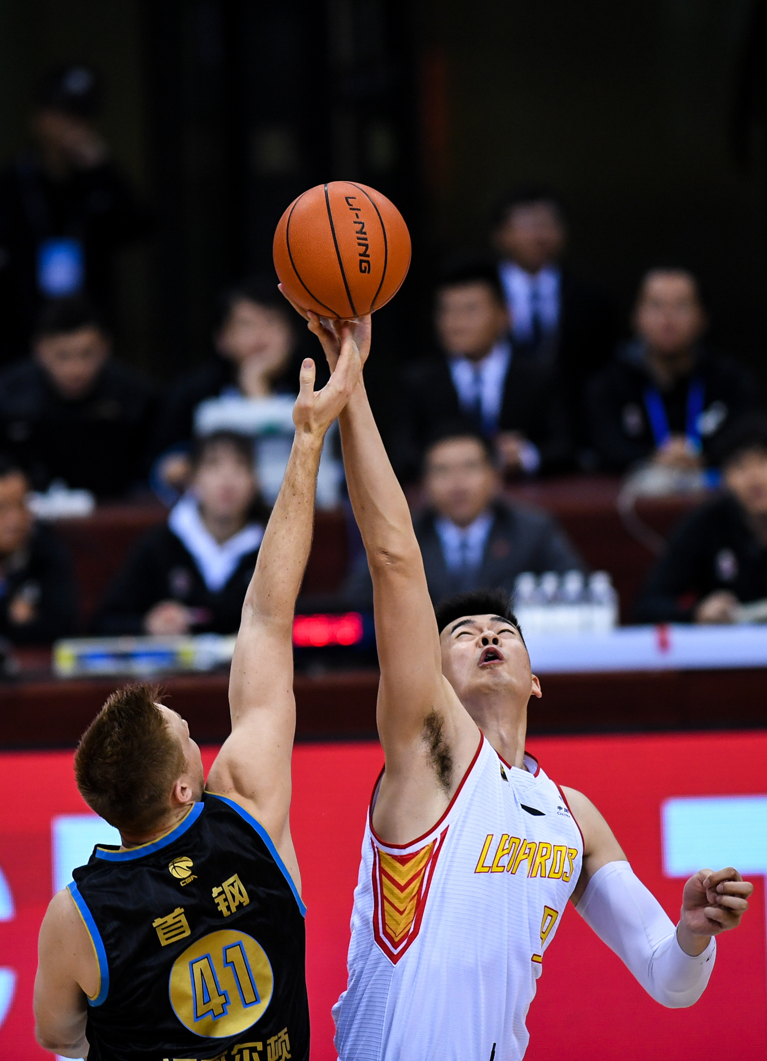 不怯场！雷霆双向卡尔森生涯首次首发 三分6中3拿到11分3板2助（雷霆双向球员卡尔森生涯首次首发稳健发挥：三分6投3中，贡献11分3篮板2助攻）