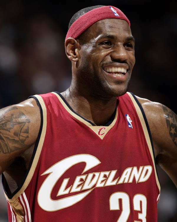 你要跳舞吗？非洲杯半场，一位摄像大哥随着音乐在雨中热舞（非洲杯中场，雨中摄像师随音乐跳嗨了）