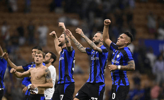 挪威上次参加世界杯还是1998年，当时哈兰德尚未出生（挪威上次亮相世界杯已是1998年，彼时哈兰德尚未出生）