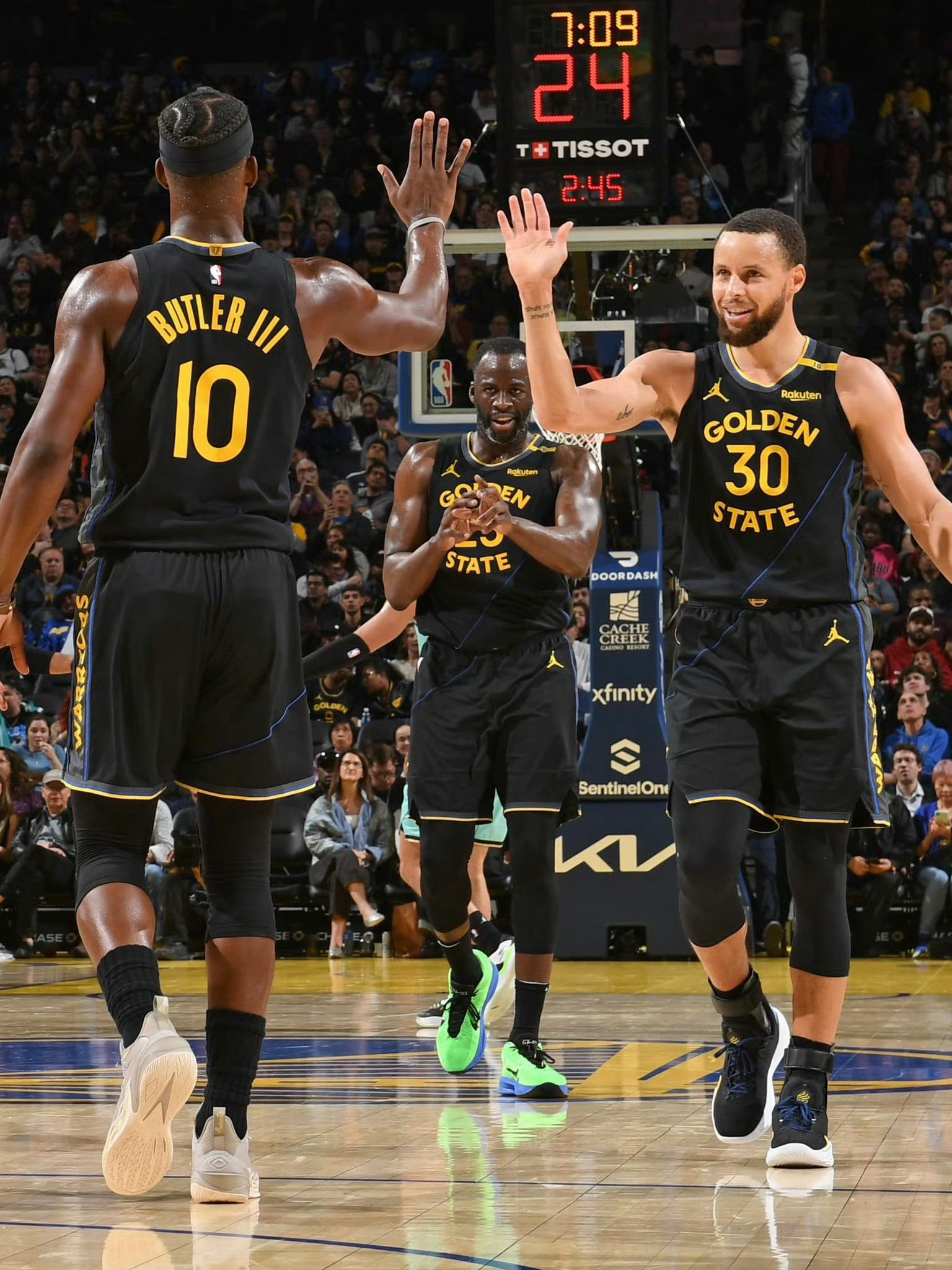 米兰助教兰杜奇称莱奥内收肌受伤明日检查（米兰助教兰杜奇：莱奥内收肌受伤，明日将接受检查）