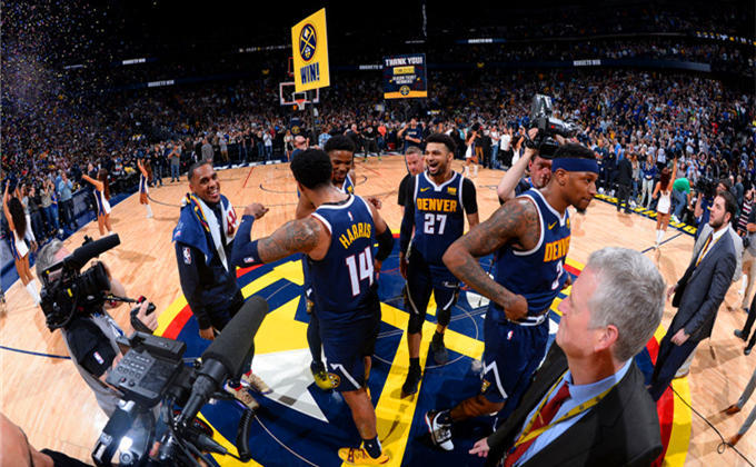 半场战报：博洛尼亚1-2克雷莫内塞，奥尔索利尼点射，瓦尔迪、帕耶罗破门（半场综述：博洛尼亚1-2落后克雷莫内塞，奥尔索利尼点球命中，瓦尔迪、帕耶罗建功）