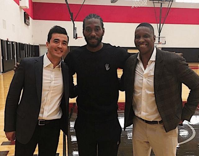 调皮二娃上线，穆勒庆祝夺冠时和25号队友高尔德顶牛假装受伤（穆勒夺冠庆祝与25号高尔德顶牛嬉闹，二娃调皮上演装伤）