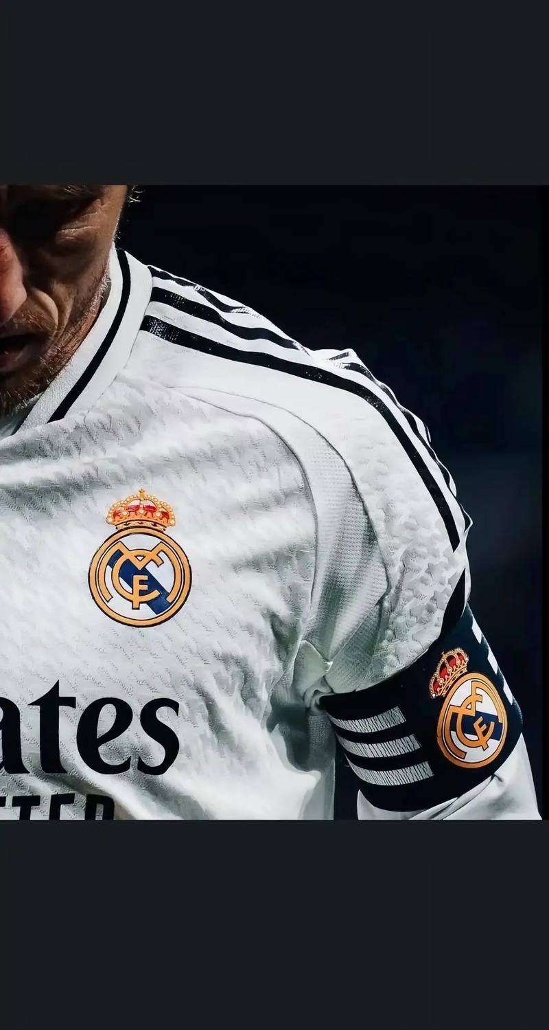 默特萨克、于大宝观战梅州U15vs浙江U15，并与小球员互动（默特萨克、于大宝到场观看梅州U15对阵浙江U15，并与小球员亲切互动）