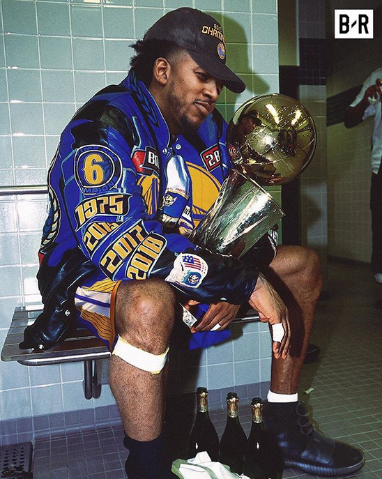 太阳报：里奇的主持人女友亮相米兰德比，透视装造型引发热议（太阳报：里奇主持人女友现身米兰德比，透视穿搭惹热议）