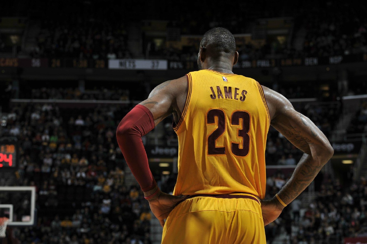 圣诞大战勇士126-116独行侠，库里23分，弗拉格27+6+5，浓眉伤退（圣诞夜勇士126比116击败独行侠：库里23分，弗拉格27+6+5，浓眉伤退）