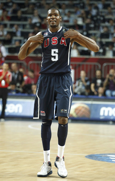 湖人官宣：里夫斯复出第2场左小腿酸痛退赛 三巨头合计缺席29场（湖人公告：里夫斯复出次战因左小腿酸痛提前退赛，三巨头累计缺阵29场）