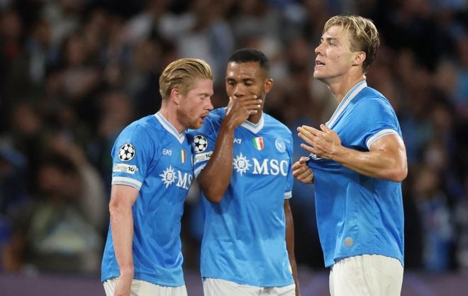 B费点球真的稳！稳稳骗过门将进球（B费点球稳健，轻松晃过门将破门）