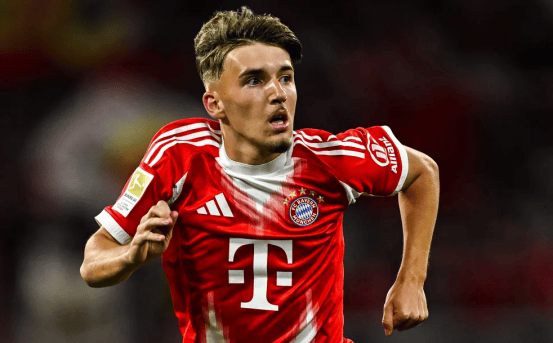 杰伦威精彩表现，单节连砍6分，惊艳全场！（杰伦威火力全开，单节连拿6分，震撼全场！）