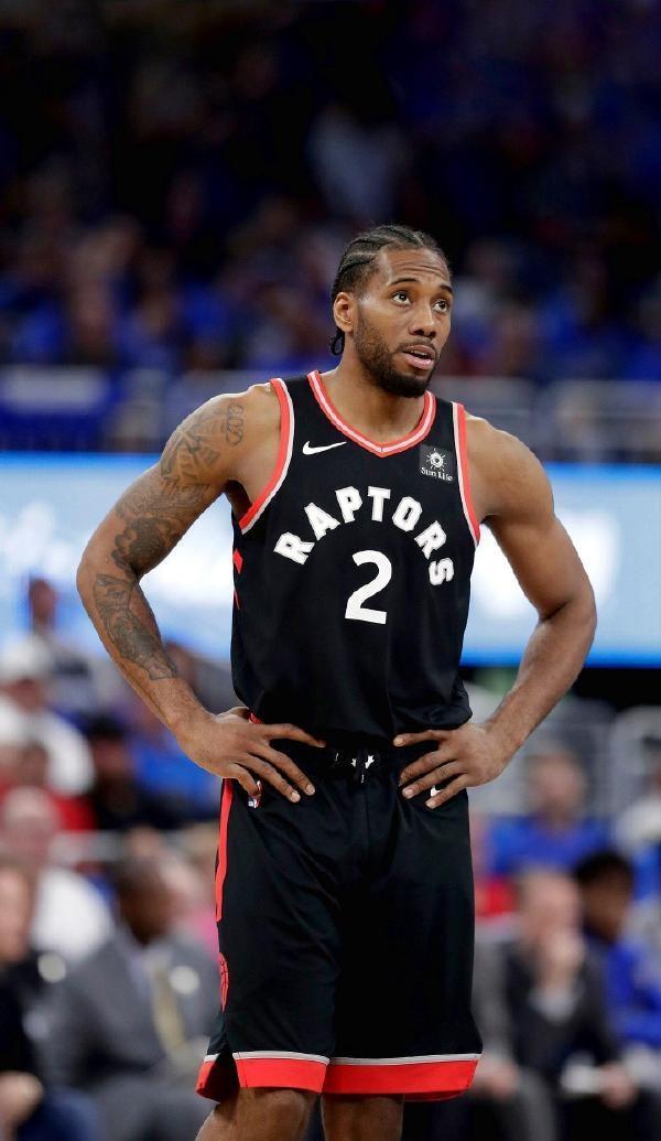 胖东来新店上架多款明星球衣：梅西、姆巴佩、乔丹等人亲签 均价1到2万（胖东来新店上新多款球星亲签球衣：梅西、姆巴佩、乔丹等，售价1万至2万元）