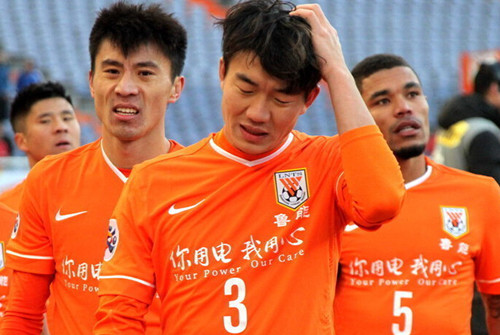 来砸场子的？几位C罗球迷现身梅西印度行看台，被安保请出场（几名C罗球迷亮相梅西印度行看台，随后被安保请离场）