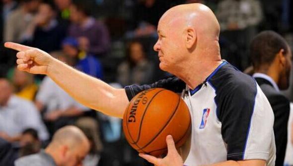 下半场全队稳扎稳打！杰伦·布朗以身作则 带队完成20分大逆转！（杰伦·布朗身先士卒，下半场率队稳控局面上演20分大逆转！）