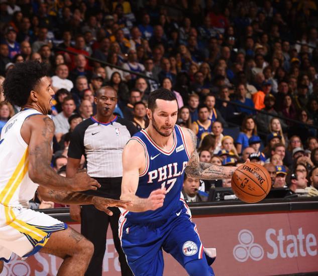 雄鹿替补席发光表现抢眼（雄鹿替补群闪耀，表现亮眼）