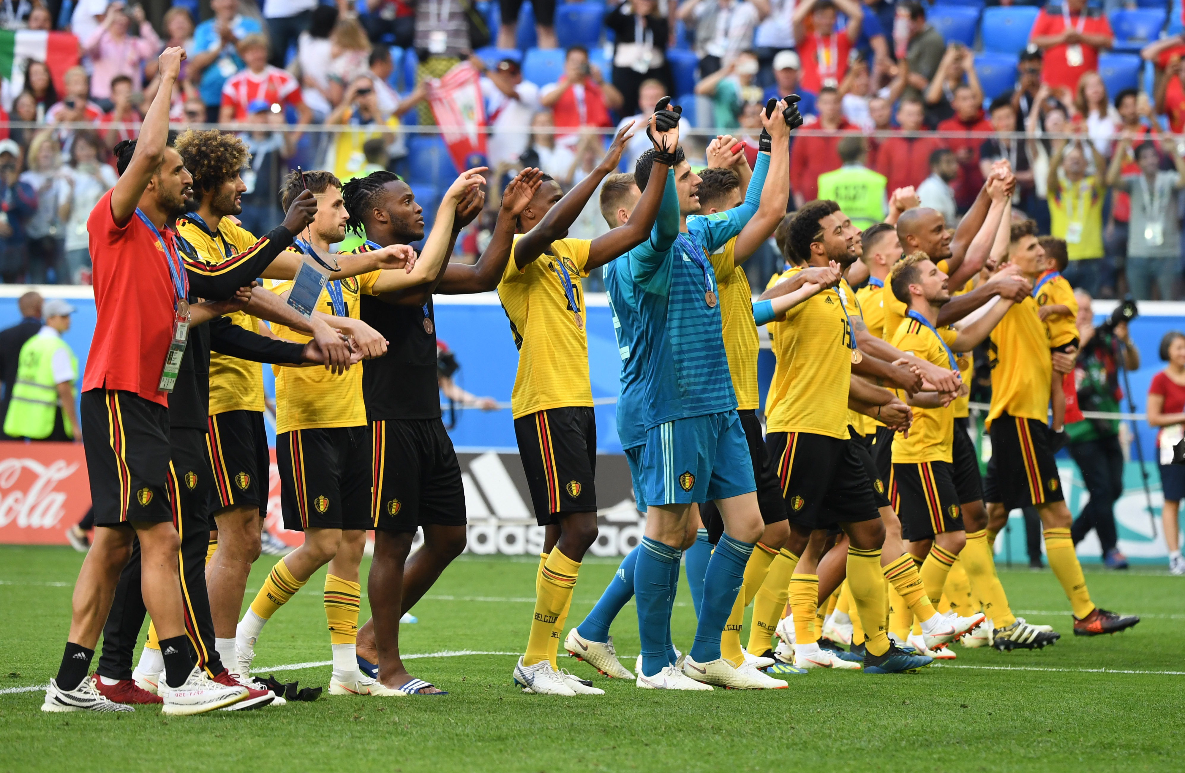 皇马在国家德比后失利，阿隆索面临下课危机，巴萨趁机领跑，西甲争冠形势严峻。（国家德比失利令皇马受挫，阿隆索帅位告急，巴萨乘势领跑，西甲争冠风云突变）