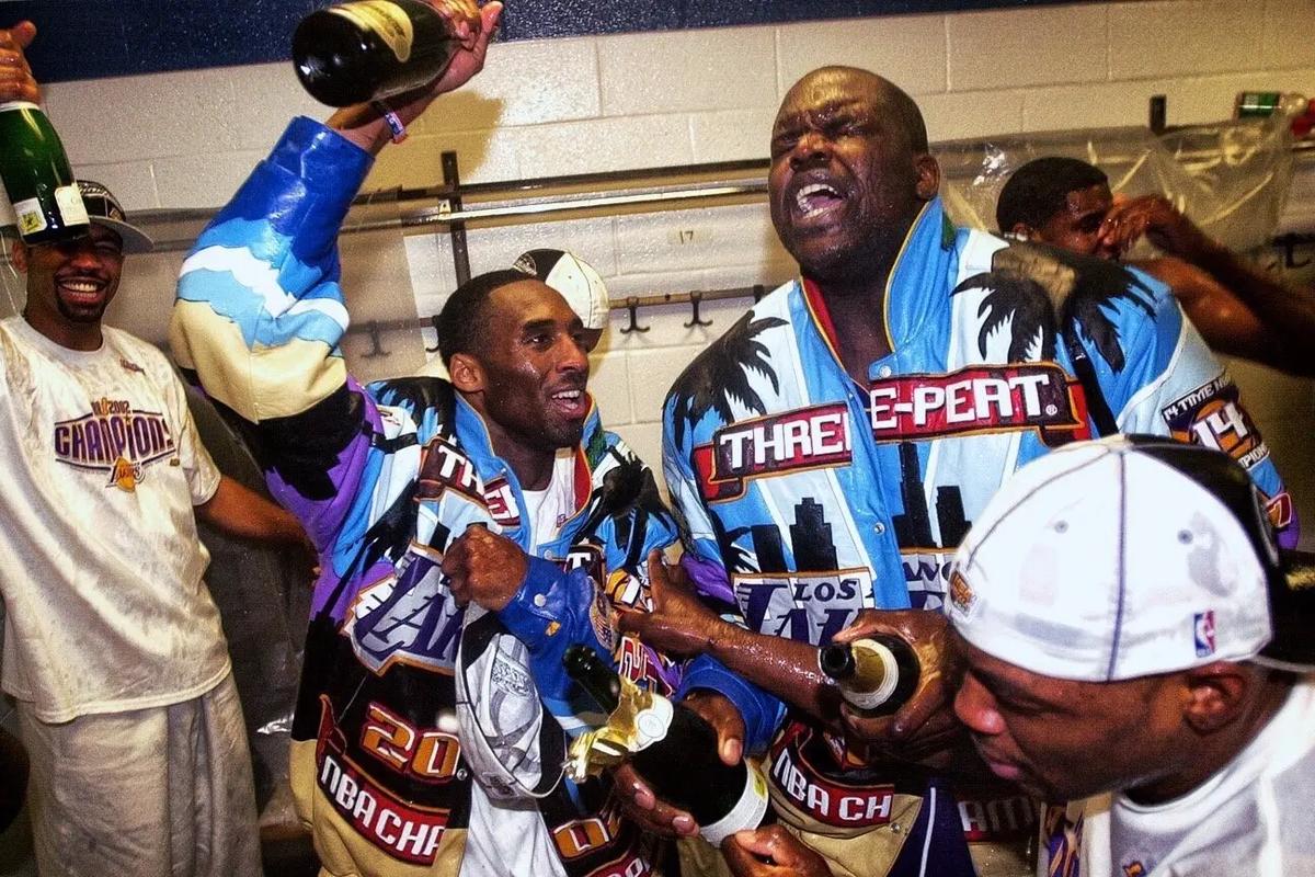 足坛一夜动态：AC米兰大逆转登顶意甲第1，B费创纪录曼联复仇狼队（今晨足坛快讯：AC米兰逆转登顶意甲榜首，B费破纪录助曼联复仇狼队）