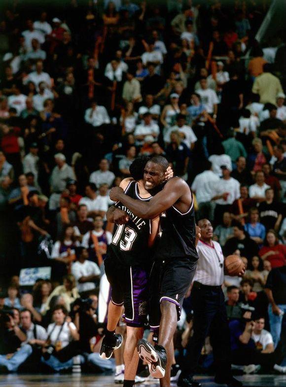 兰德尔高效表现，独揽21分5板3助3断（兰德尔状态火热：砍下21分5篮板3助攻3抢断）