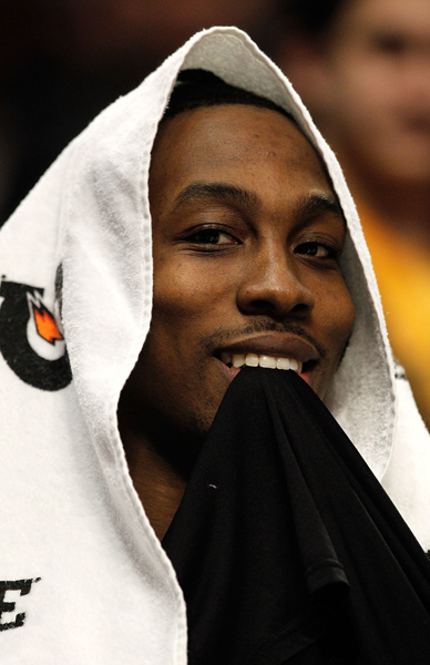 杰伦·约翰逊成为08年詹姆斯以来连续两场砍三双最年轻的前锋（杰伦·约翰逊成自2008年詹姆斯以来最年轻连砍两场三双的前锋）