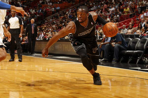 足球世界杯比赛用球曝光，设计引好评（世界杯官方比赛用球亮相，设计备受好评）